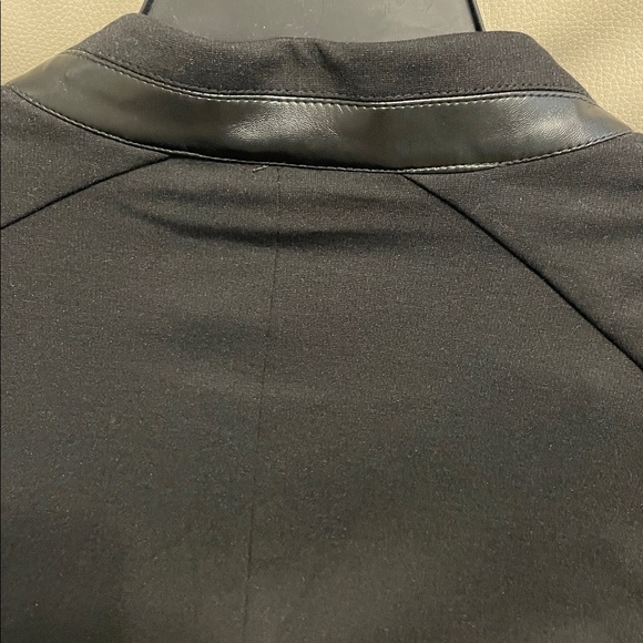 Anne Klein Black Blazer with beautiful princess collar & leather look trim. - Picture 6 of 10